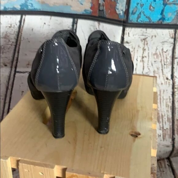 Dana Bachman Womans 8.5M Gray with Black Stripe Suede 3" Heels - Picture 5 of 8